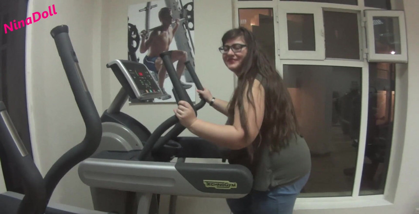 Nina Doll: 我的大奶子在锻炼时从衬衫上掉了出来