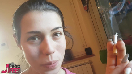 Smokin Fetish: Спокуслива італійська дівчина курить сигару в відео крупним планом