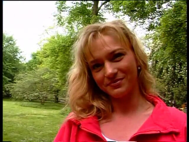 Lucky Cooch: Blonde loszka robi wywiad na zewnątrz