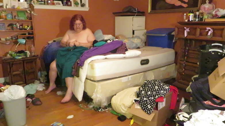BBW nurse Vicki adventures with friends: Folding my laundry in the nude