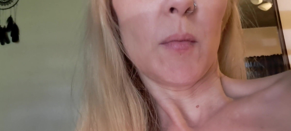 PandoraSG: Me meto estas bragas de algodón profundamente en mi coño...