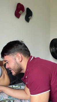 Ma camarade de classe me donne la copie et je la baise en échange