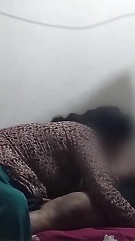 Üniversite öğrencisi dersten sonra tatminsiz bir öğretmeni sikiyor