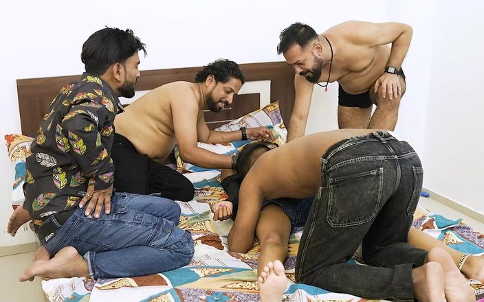 Uncutadda: व्यभिचारी पति ने अपनी पत्नी को तीन सुंदर लड़के के साथ चुदाई करते देखा, पांच हार्डकोर अश्लील सेक्स कहानी