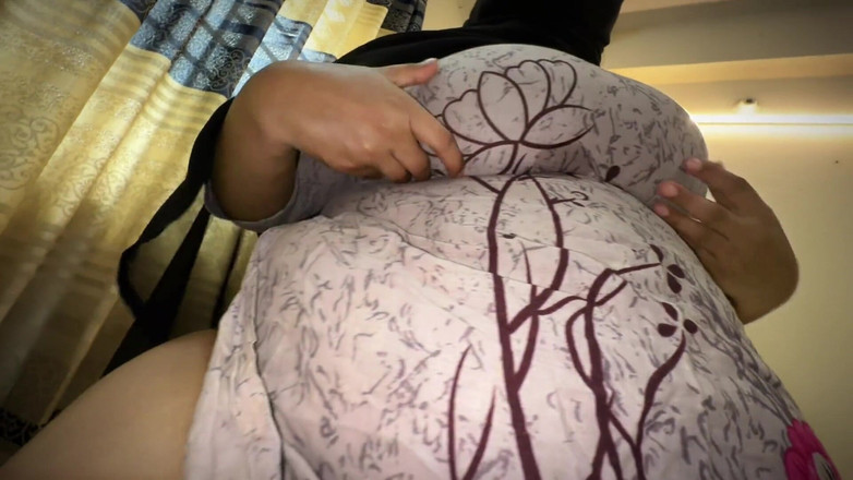 Aria Mia: Arap Müslüman 18 yaşındaki ateşli tesettürlü kız bir şeyi paylaşıyor