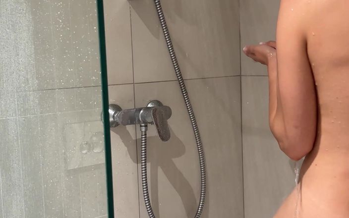 Stella Cardo: Хочеш підглядати за порноактрисою, яка приймає душ?