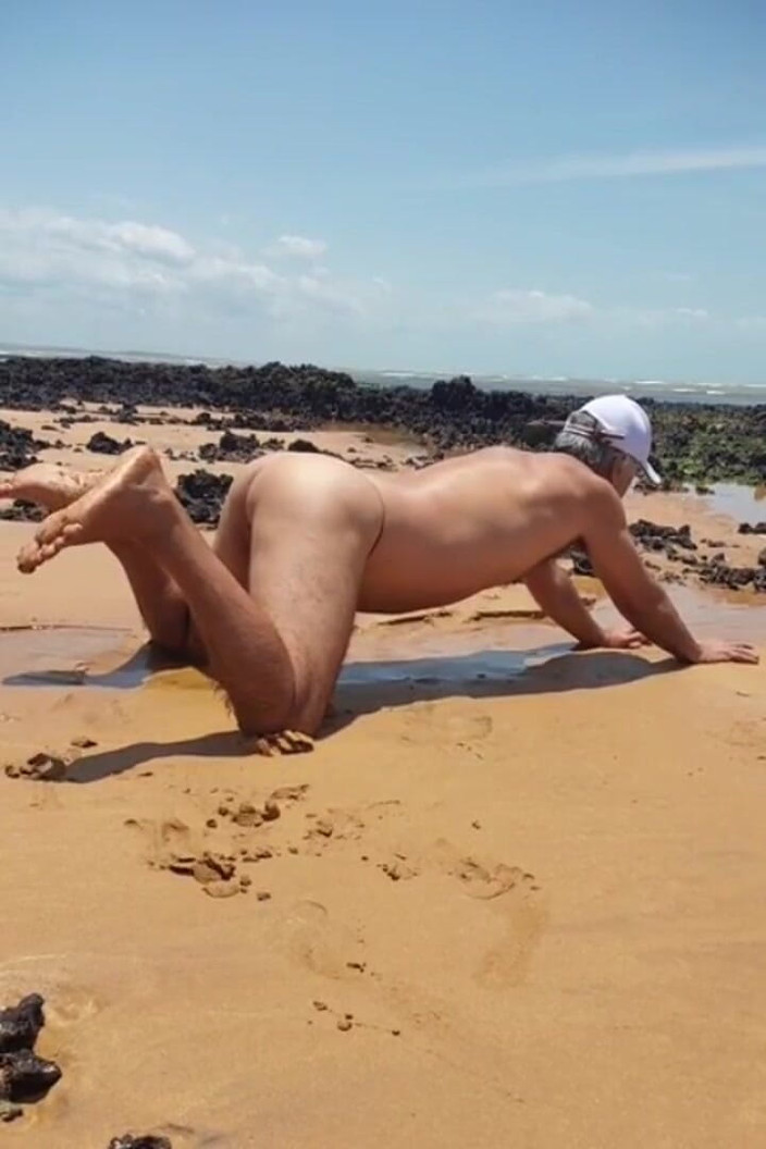 Ladysilvas: LadySilva на пляже в трусиках показывает его горячую задницу