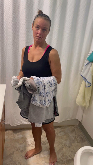 Sweet Marie: Mulher madura se despindo e abrindo a bunda e brincando...