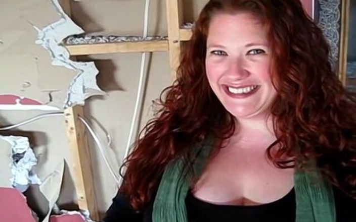 Homegrown Video: Jennifer Van Beaver chupa y masturba la polla del gloryhole