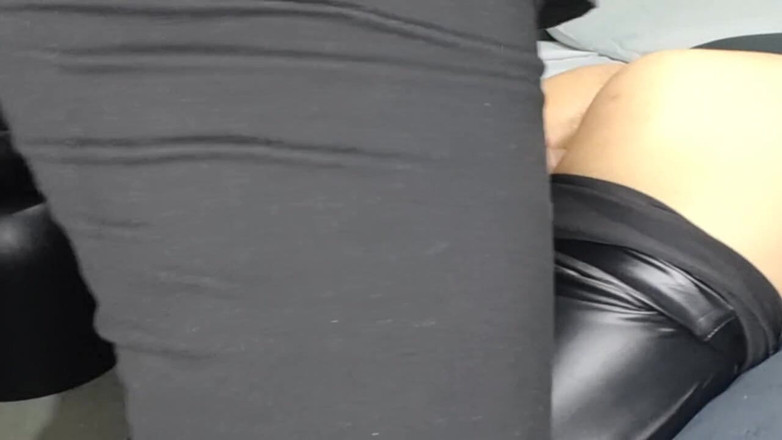 MynameisJuly: 그녀는 신음하고 비명을 지른다. 쪼이는 엉덩이의 의붓딸이 그녀를 따먹을 수 있도록 열어줘.