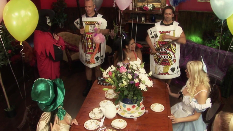 Horny Tales: Alice wordt hard geneukt in een vervelende orgie met soldaten...