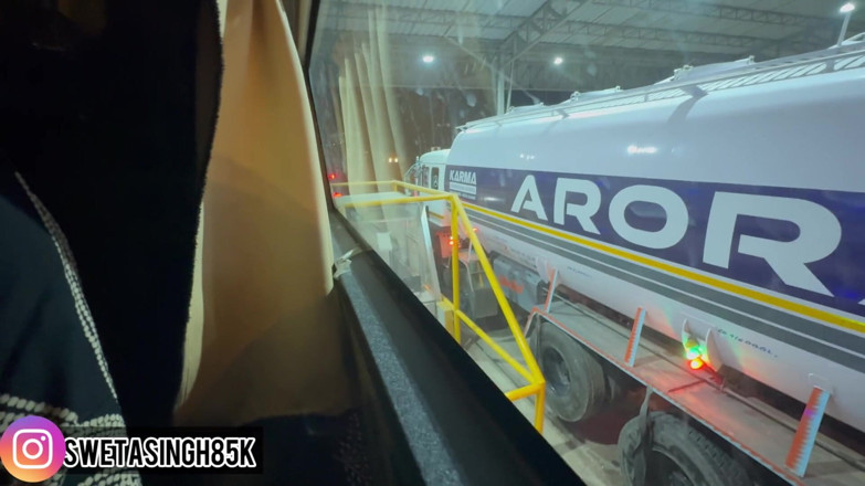 Swetasingh: Video van het neuken van een meisje in een bewegende...