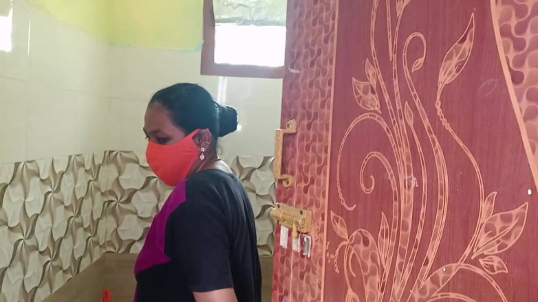 Mami4711: Novio llamando llegando a casa cuarto de baño muy apretado!...