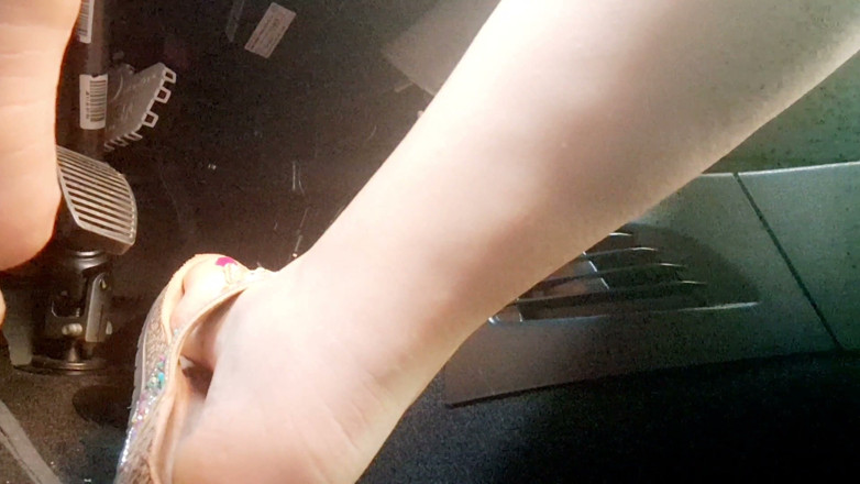 Nicoletta Embassi: 보헤미안 슬라이드에서 펌핑하는 교통 체증 페달: 로우 컷 민족 드레스 POV