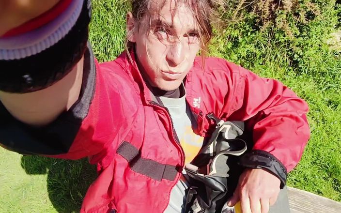 Sexi boy skinny nice: Un mec sexy sur la plage se défriche un peu