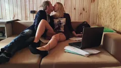 Помог с домашним заданием и трахнул студентку в ее тугую киску