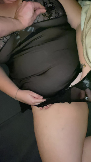 TinaFeet: Sexy manželka masturbuje až k třesoucímu se orgasmu