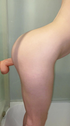 Fox Girl: Un dildo lungo e grosso entra in profondità nella figa...