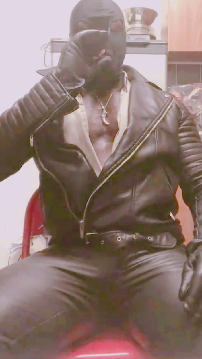 Black smoking muscle stepdad: Bertentangan dengan puting kulit bertentangan dengan perut bloated merokok