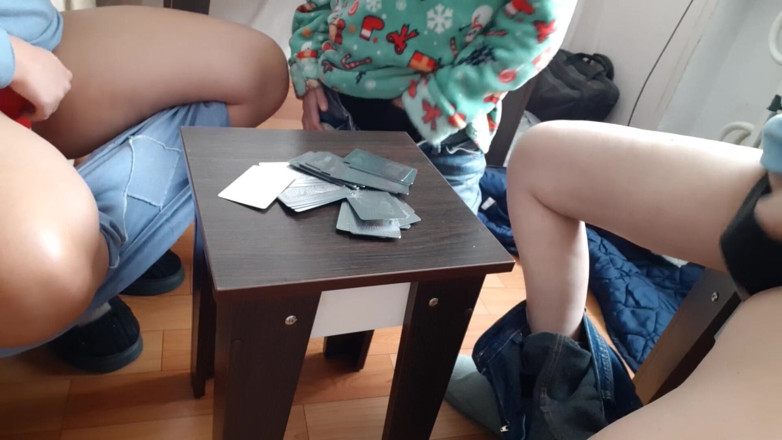 Lesbian-candys: Một trò chơi thẻ biến thành một bộ ba đồng tính...