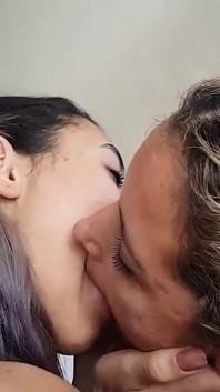 Caldi baci lesbici con sexy ragazze latine