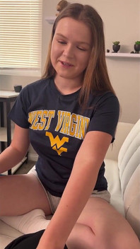 Chica universitaria follada después de un juego de fútbol - Ava Marina