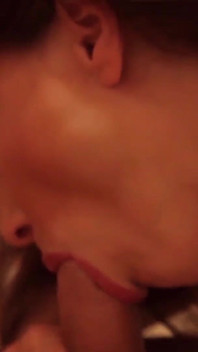 Roberta Gemmaは、お尻でそれを楽しんだ後、彼女のおっぱいに精液を取得します