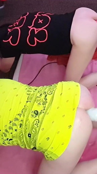 สนุกกับเครื่องเย็ดคู่ด้วยดิลโด้ยักษ์และเครื่องเย็ดสองตัว
