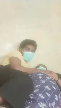 Esposa indiana gostosa usando máscara monta forte no marido - vídeo caseiro Desi