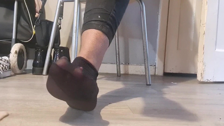 Simp to my ebony feet: untuk pencinta stoking pergelangan