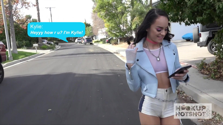 Hookup Hotshot: hot kaale baal vaali kylie Martin gand chudaee ke lie...