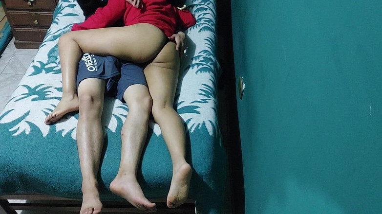 Josyandhot: 섹시한 바비 인도인과 침대 공유