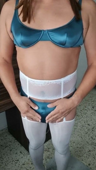 Kendime dokunmayı ve seksi, parlak ve yumuşak naylon iç çamaşırları giyerek heyecanlanmayı seviyorum, sissy klitoris heyecanlı hissediyor