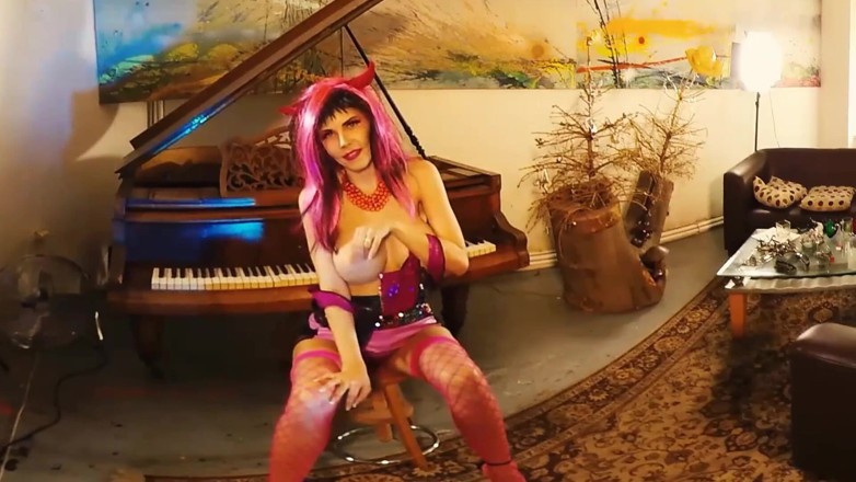 Leon Lambert Girls Twerk Parties CFNM: Mi novia de la universidad tetona Flo visita mi estudio...
