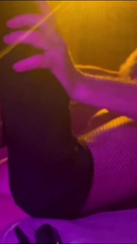 Une GILF mature super sexy attachée, taquinée, léchée et baisée jusqu’à ce qu’elle squirte partout