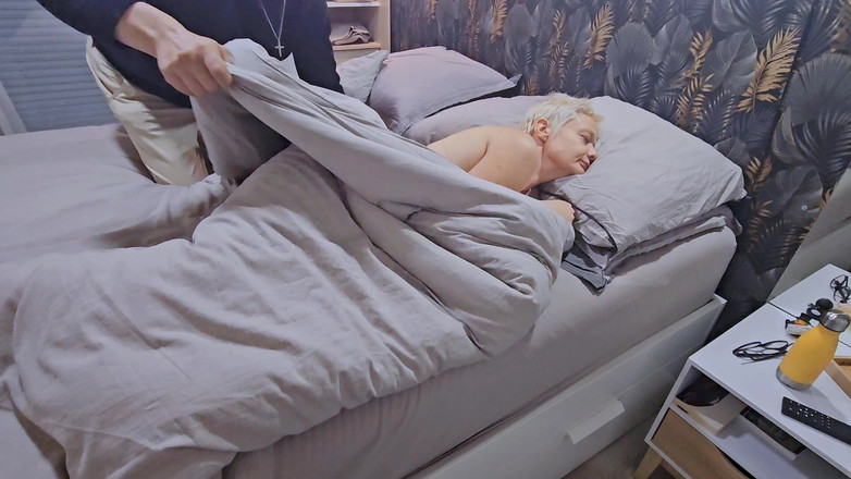 Sofy13: Il mio figliastro viene a scopare la figa a letto...