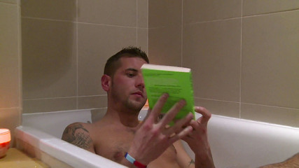 Macho Guys: Theo Reid et Dan Broughton, sexe relaxant dans un bain à...