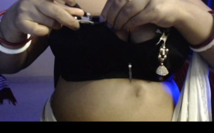 HotGirl21: Solo sexy donna calda usa pinze per capezzoli sesso