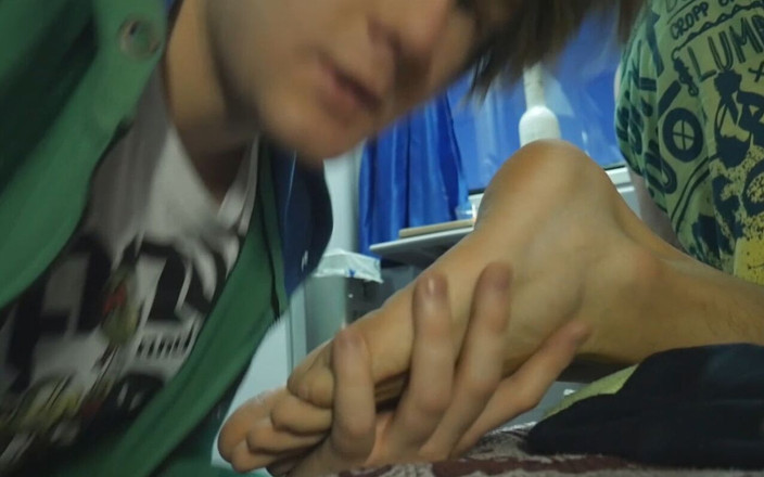 Ethan Alex: Footjob dans un train kazakh