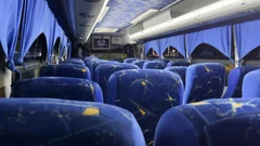 Gerçek bir otobüste bilinmeyen bir yolcu emiyor ve ağzıma boşalıyor