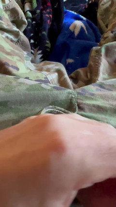 Gay Soldier Stuff: Soldatul armatei în uniformă se masturbează și împroașcă spermă groasă pe pantalonii scurți...