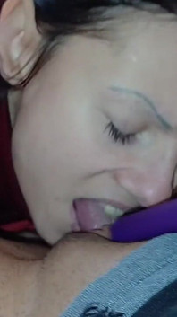 Mă fute tare și adânc în pizdă cu limba ei și îmi masturbez clitorisul cu un vibrator