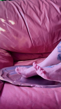 Bromearte con mis piernas y pies y hablar sucio