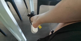 Nicoletta Embassi: 混雑した場所でのフリップフロップ