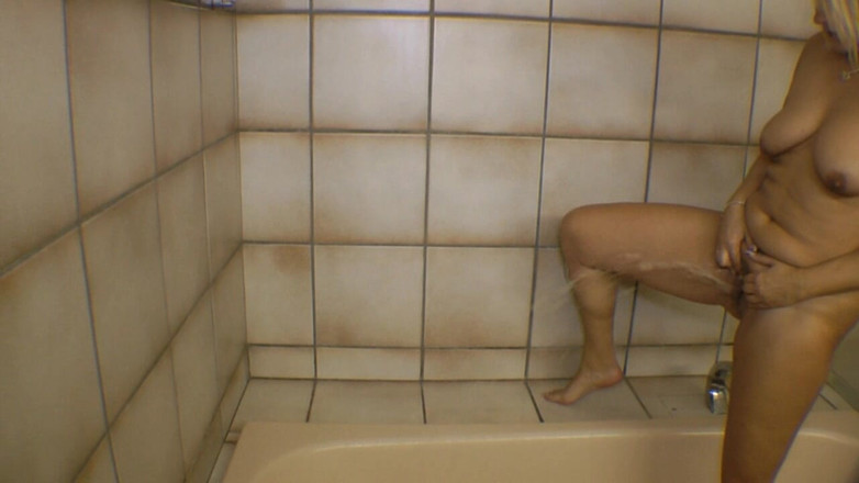 SweetSusi: Kencing Bak Mandi