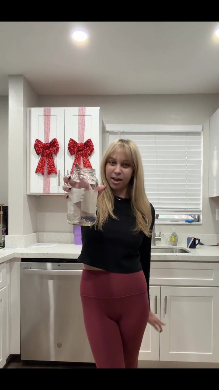 Tiffstreatsxoxo: Peeing in an Empty Alfredo Sauce Jar!! Making a Mess...