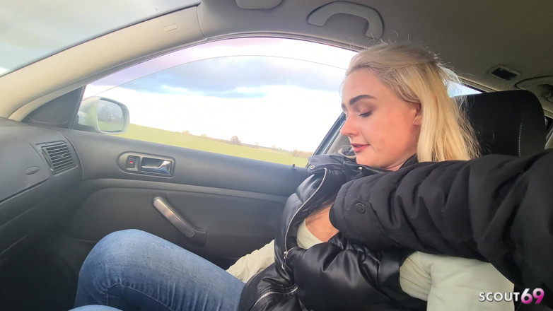 Scout69: Deutsche blonde anhalterin abgeholt und bekommt riskanten pOV-outdoor-fick im auto