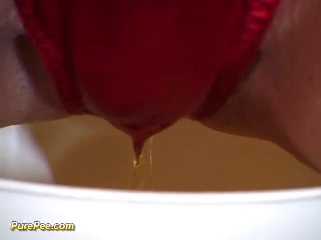 Pure Pee: Găleată de pișat în pantaloni