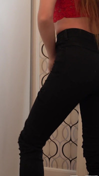 Une belle-mère à la taille en jean essaye