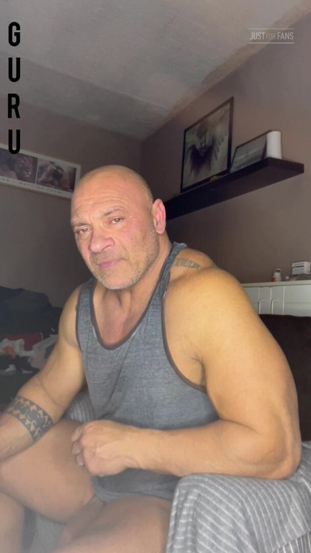 Mr. Guru: Falando depois de se masturbar. Sr. Guru Fisiculturista em Casa
